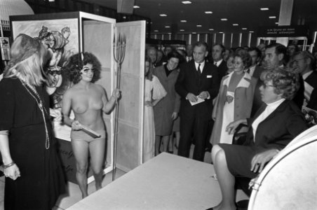 Opening Boekenmarkt in RAI door Annie M.G. Schmidt tijdens rondgang kwam Hormoo, Bestanddeelnr 921-7559