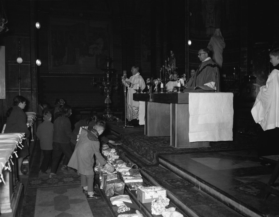 Opdracht Volkskrant Katholieke kinderen leggen cadeaux voor niet-katholieke ki, Bestanddeelnr 910-0222