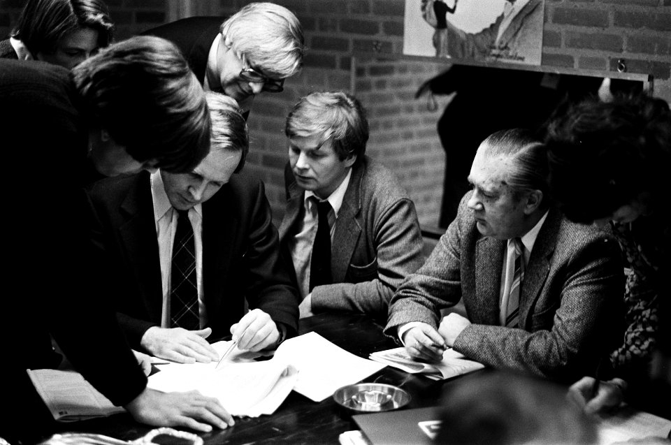 Partijleider Jan Terlouw (l met stropdas) en henk Zeevalking (uiterst rechts), Bestanddeelnr 930-5676