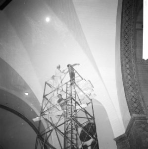 Parochianen knappen hun kerk op in Rotterdam, Bestanddeelnr 913-2705