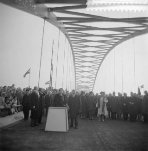 Opening brug bij Gorkum door H. M. de Koningin . H. M. verricht de opening, Bestanddeelnr 912-2281
