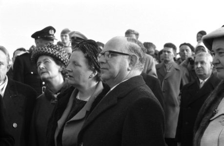 Opening brug bij Gorkum door H. M. de Koningin . H. M. en Minister Korthals tijd, Bestanddeelnr 912-2274