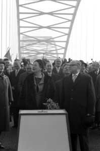 Opening brug bij Gorkum door H. M. de Koningin . links H. M. rechts Minister Kor, Bestanddeelnr 912-2270