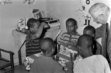 Opdracht Volkskrant Biafraanse kinderen in kliniek te Huizen, Bestanddeelnr 922-3326