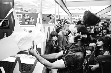 Opening Boekenmarkt in RAI, Amsterdam Gandalfstand wordt geopend door doorknipp, Bestanddeelnr 923-9504