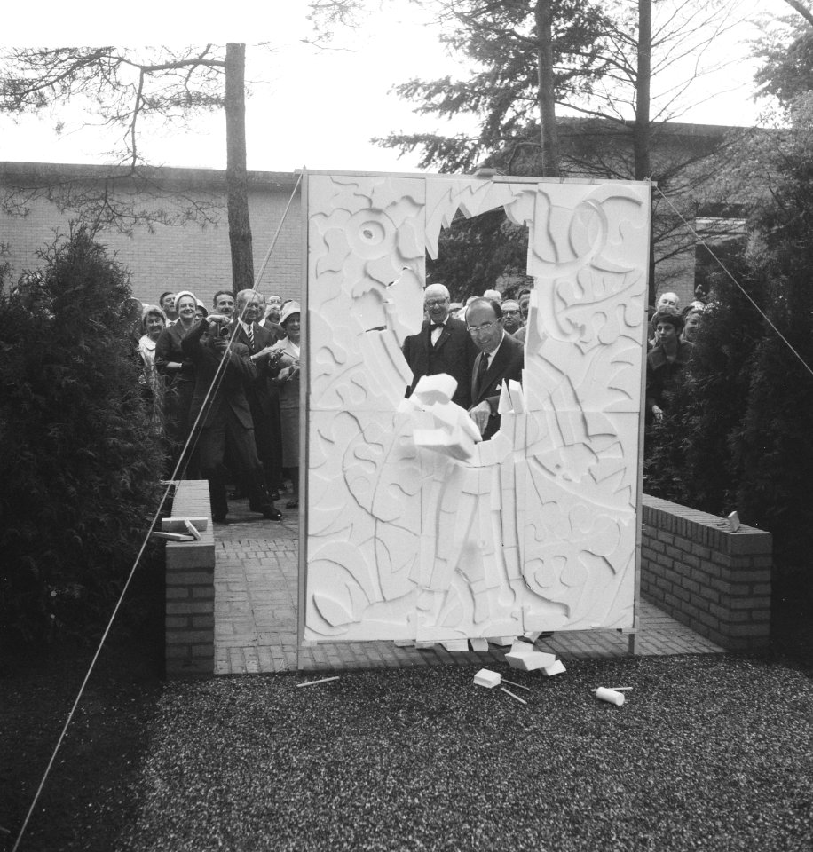 Opening beeldentuin Kroller Moller Museum Minister Cals hakt zich een doorwe, Bestanddeelnr 912-5596