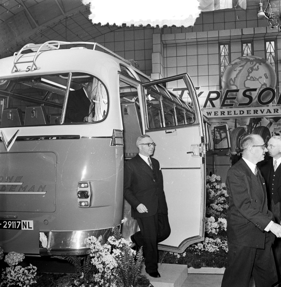 Opening Bedrijfsautotentoonstelling door staatssecretaris Dr. G.M.J. Veldkamp, Bestanddeelnr 905-6810