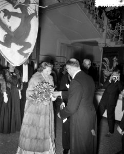 Opening Boekenweek Schouwburg Amsterdam Prinses Beatrix en Chr Leeflang voorzi, Bestanddeelnr 908-4490