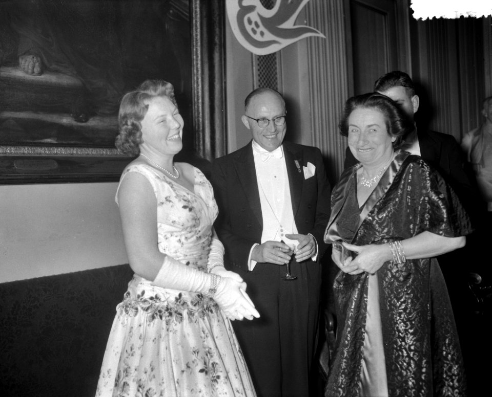 Opening Boekenweek Schouwburg Amsterdam Prinses Beatrix en Chr Leeflang voorzi, Bestanddeelnr 908-4491