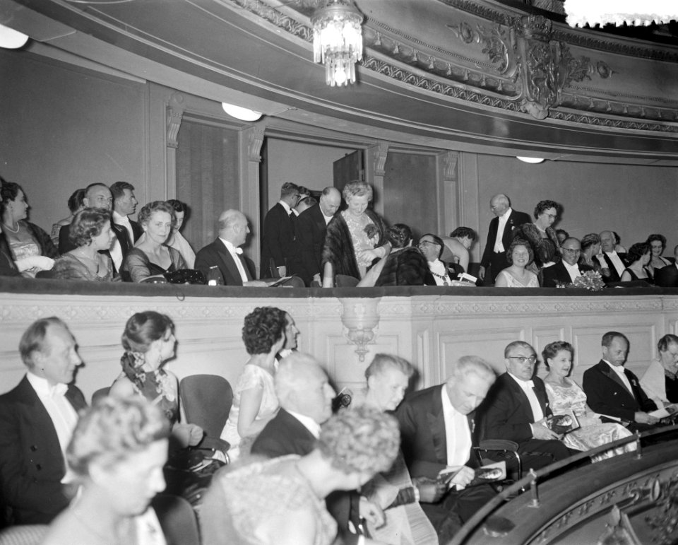 Opening Boekenweek Schouwburg Amsterdam Prinses Beatrix en Chr Leeflang voorzi, Bestanddeelnr 908-4495