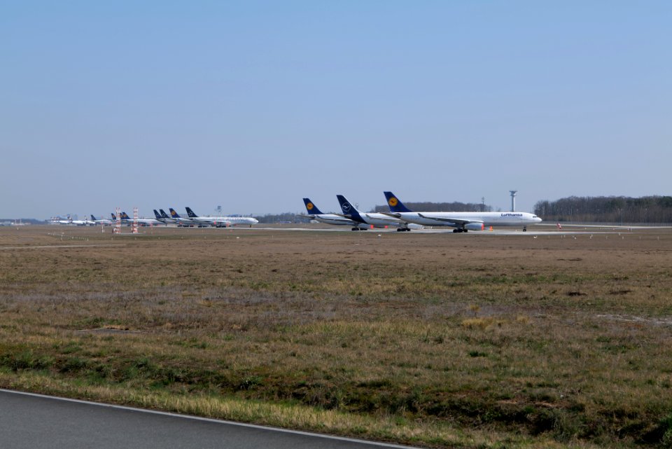 Parked airplanes on Frankfurt Airport Landebahn Nordwest 2020-03-27 02