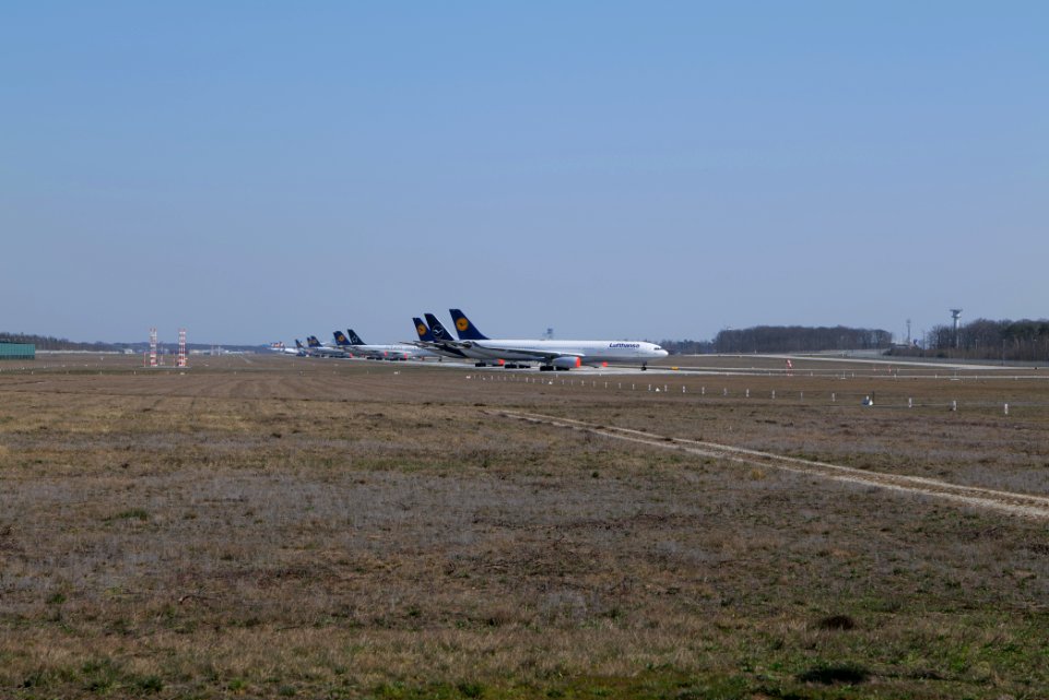 Parked airplanes on Frankfurt Airport Landebahn Nordwest 2020-03-27 05