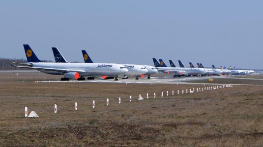Parked airplanes on Frankfurt Airport Landebahn Nordwest 2020-03-27 06 (cropped)