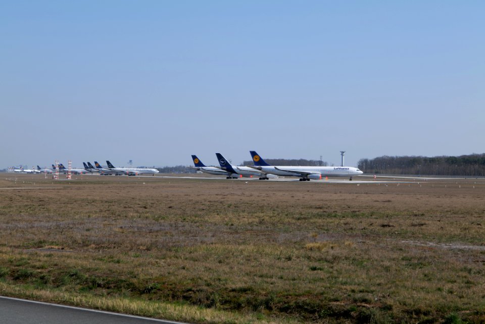 Parked airplanes on Frankfurt Airport Landebahn Nordwest 2020-03-27 01