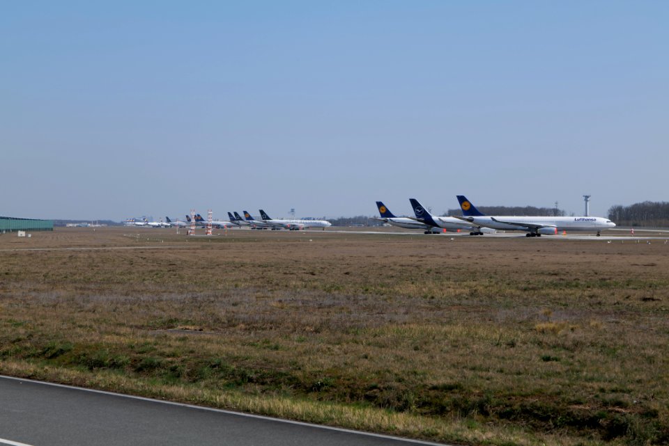 Parked airplanes on Frankfurt Airport Landebahn Nordwest 2020-03-27 03