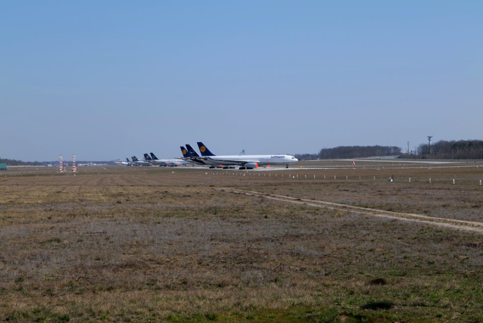 Parked airplanes on Frankfurt Airport Landebahn Nordwest 2020-03-27 04