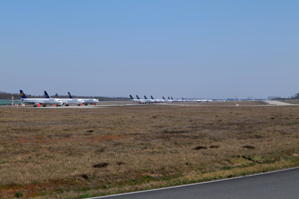 Parked airplanes on Frankfurt Airport Landebahn Nordwest 2020-03-27 09