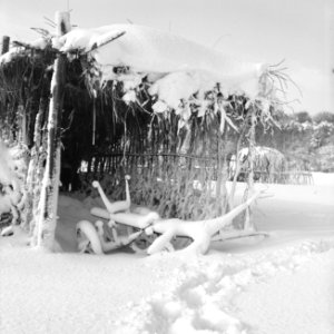 Park Zijpendaal in de winter Hooimijten en landbouwwerktuigen onder een dikke s, Bestanddeelnr 162-1288