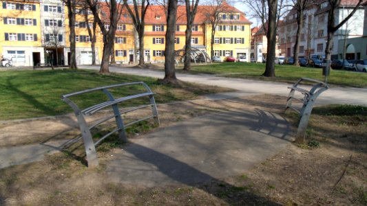 Parkbankoval am Zeppelinplatz in Weimar, Thüringen