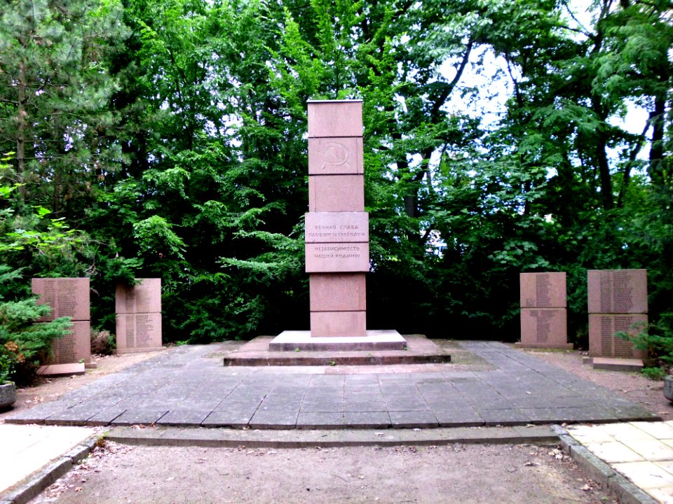 Park und Sowjetischer Ehrenfriedhof 6