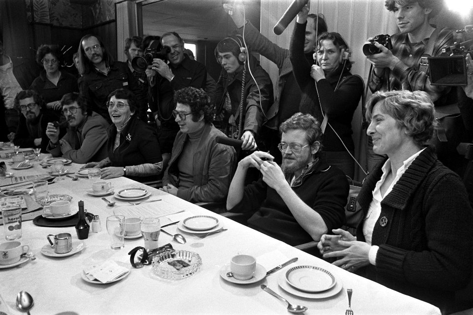 Partijbesturen PPR en PvdA praten in Breukelen v.r.n.l. Ria Beckers , Van de B…, Bestanddeelnr 929-0016