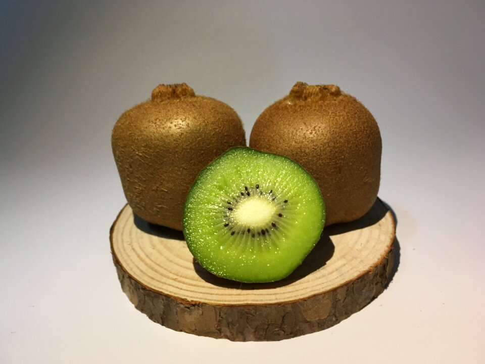 Wood base kiwi green heart zhouzhi kiwi
