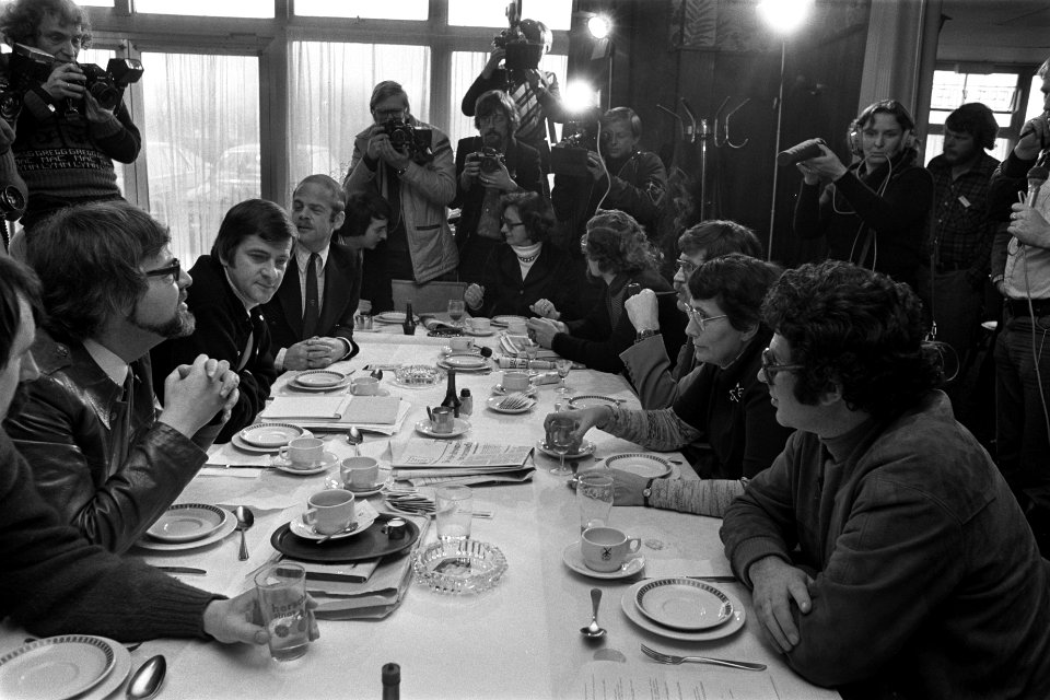 Partijbesturen PPR en PvdA praten in Breukelen rond de tafel, rechts de PvdA (…, Bestanddeelnr 929-0015