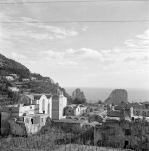 Panorama met op de voorgrond Anacapri en op de achtergrond rotsen genaamd 'Farag, Bestanddeelnr 252-0071 photo