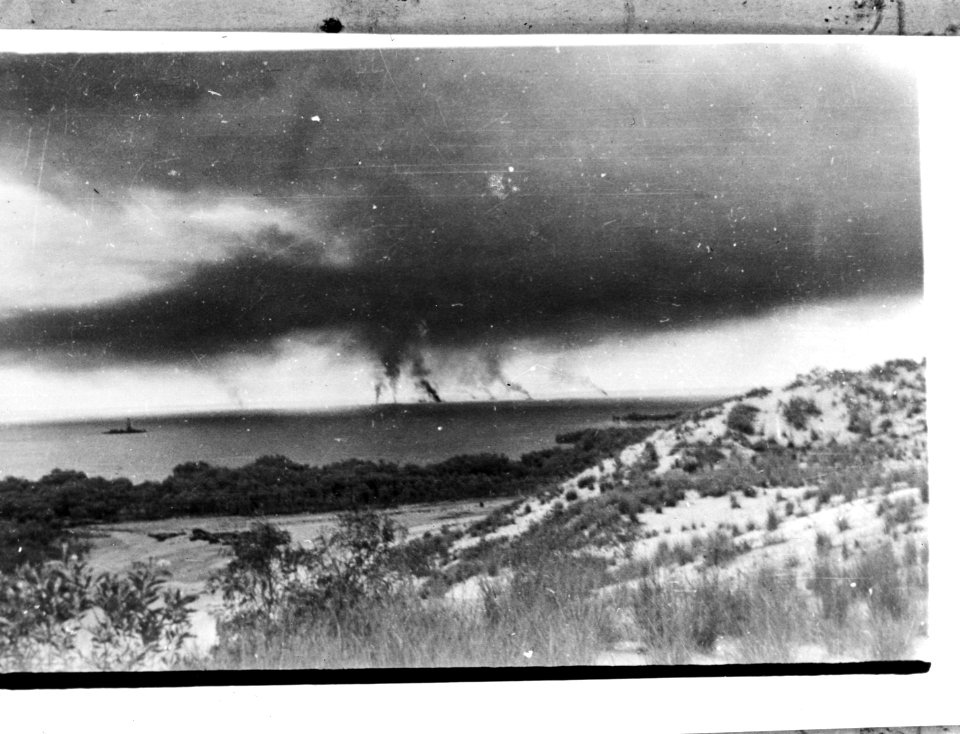 Panorama met zicht op zee. In de verte branden, Bestanddeelnr 935-3494