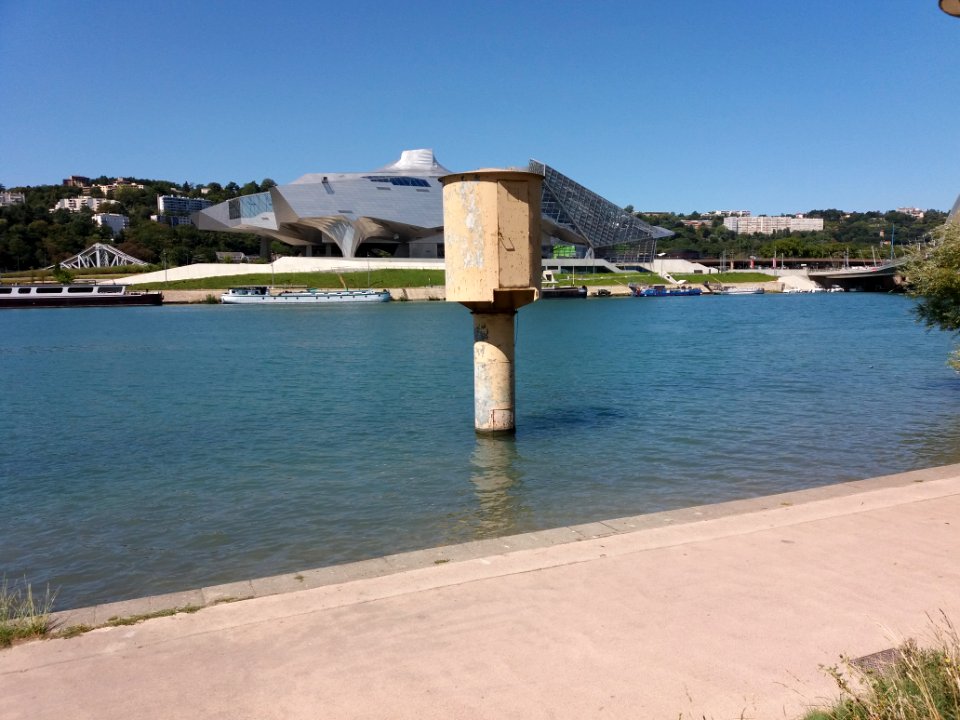 Parc de Gerland - Quais du Rhône - Pylône avec porte d'entrée