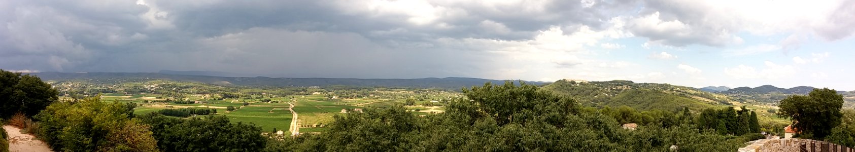 Panorama depuis La Cadière d'Azur - avec la Sainte-Baume sous la pluie et Le Castellet au soleil