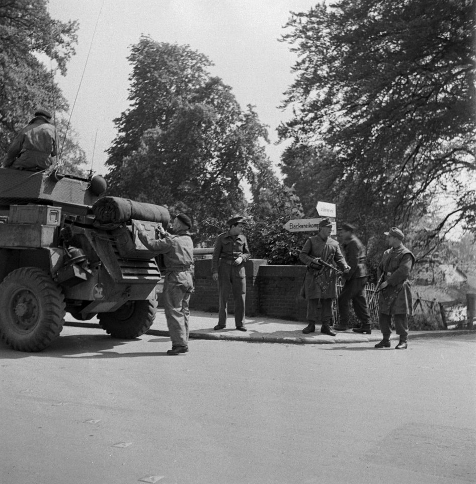 Pantserwagen van de 49th West Riding Infantry Division op een brug met Duitstali, Bestanddeelnr 900-2841