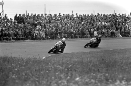 Pasolini (1) en Carruthers (2) in actie (250cc), Bestanddeelnr 922-5815