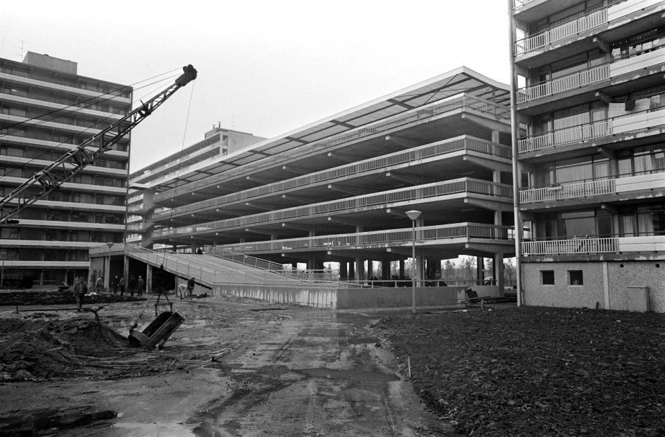 Parkeerflat in Molenwijk, Amsterdam Noord, Bestanddeelnr 922-4747