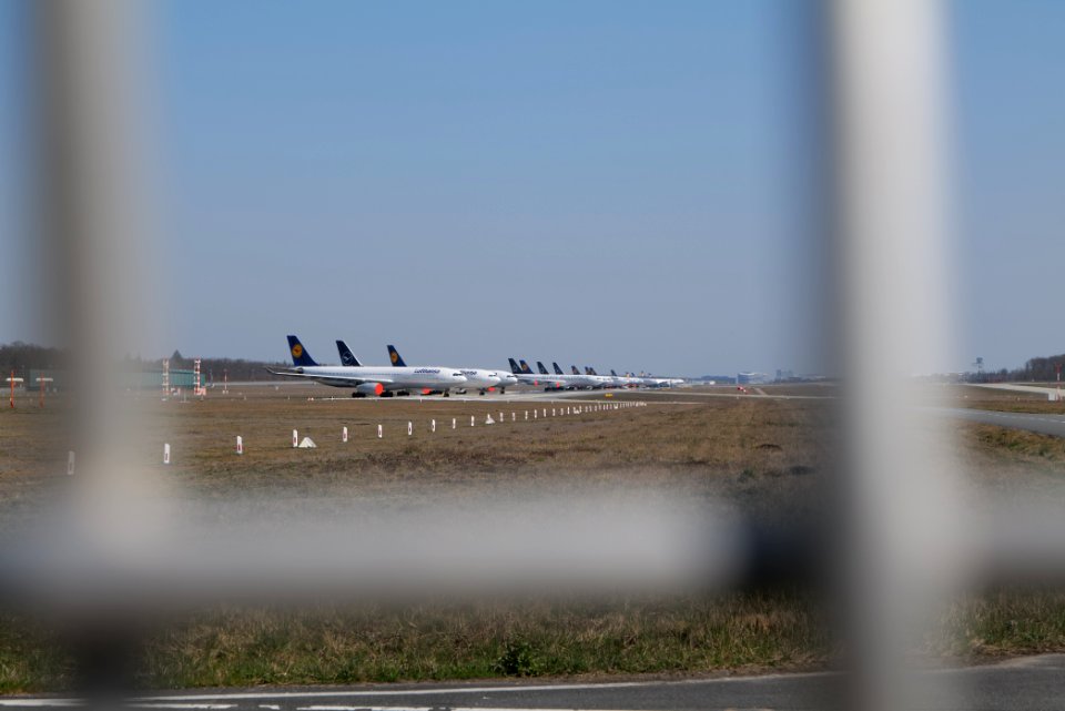 Parked airplanes on Frankfurt Airport Landebahn Nordwest 2020-03-27 08