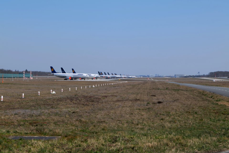 Parked airplanes on Frankfurt Airport Landebahn Nordwest 2020-03-27 06