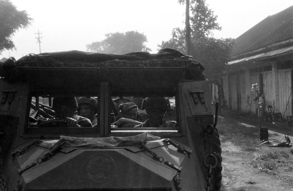 Pantserwagen CT-15 met militairen, Bestanddeelnr 2816
