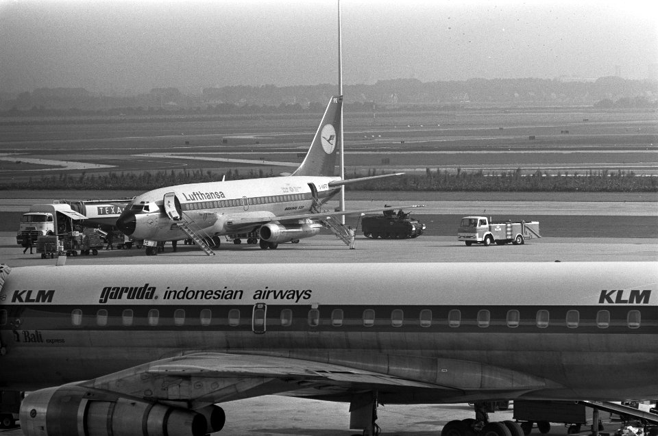 Pantserwagen bewaakt vliegtuigen van Lufthansa op Schiphol, Bestanddeelnr 925-8946