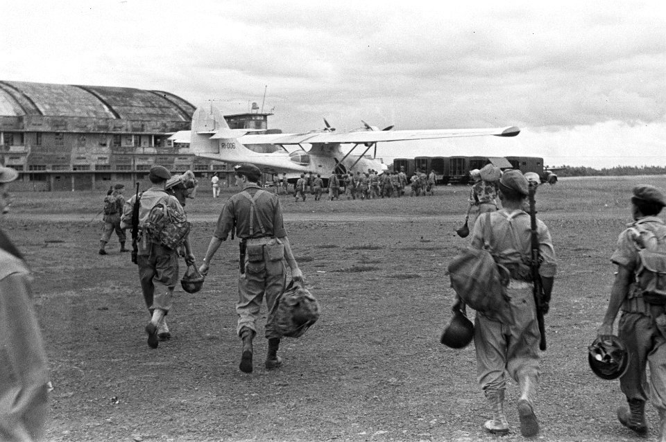 Parachutisten van het Korps Speciale Troepen (KST) lopen op vliegveld Magoewo bi, Bestanddeelnr 2692