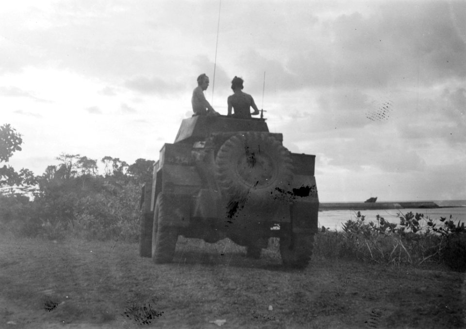 Pantserwagen rijdt langs een oever, Bestanddeelnr 8235