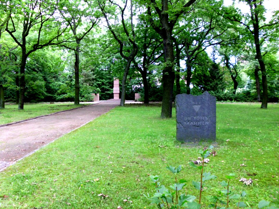 Park und Sowjetischer Ehrenfriedhof 1