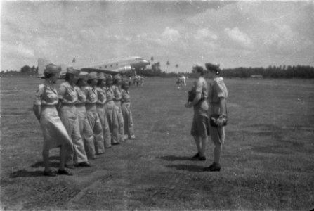 Parachute-vouwsters Vrouwenkorps KNIL staan in het gelid voor het vliegtuig, Bestanddeelnr 126-3-4