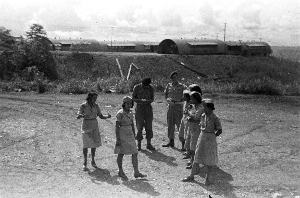 Parachute-vouwsters Vrouwenkorps KNIL staan op een open plek met twee militairen, Bestanddeelnr 5792