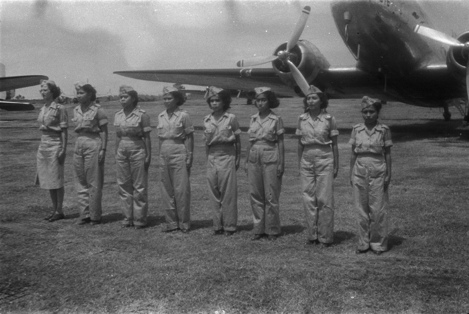 Parachute-vouwsters Vrouwenkorps KNIL staan in het gelid voor het vliegtuig, Bestanddeelnr 126-3-1