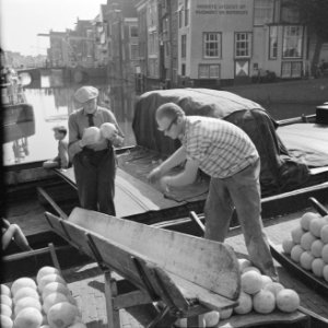 Partij kaas wordt op een schip geladen, Bestanddeelnr 254-4071