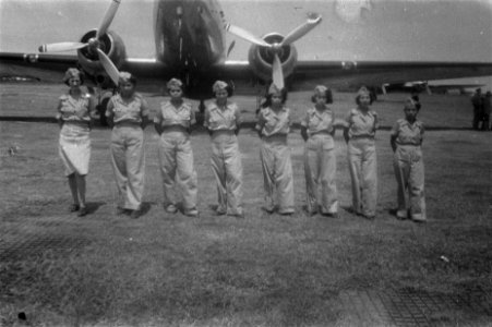 Parachute-vouwsters Vrouwenkorps KNIL staan in het gelid voor het vliegtuig, Bestanddeelnr 126-3-3