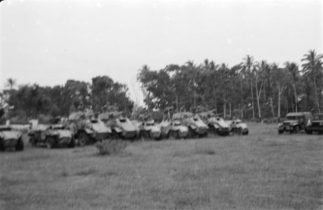 Pantserwagens staan aangetreden, Bestanddeelnr 437-2-5