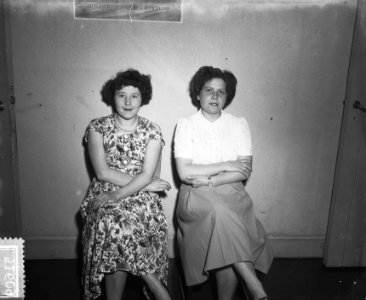 Pasfotos Centraal Magazijn Verbindingsdienst (twee dames, Bestanddeelnr 905-1609