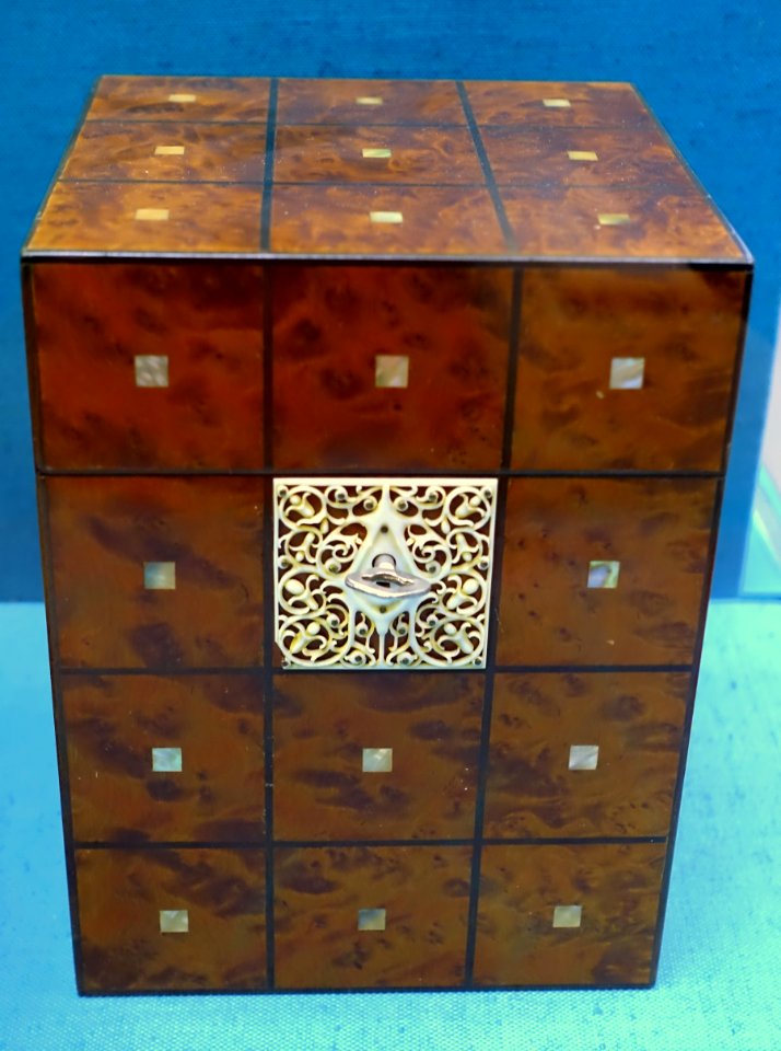 Paper casket, Ferdinand Semmelroth, Nuremberg, c. 1910, Tujawood, mother-of-pearl, ivory, inside veneered with gray bird-maple - Germanisches Nationalmuseum - Nuremberg, Germany - DSC03106