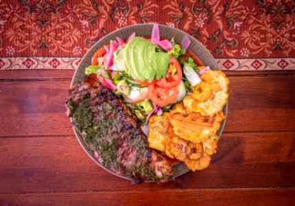 Parrilla con patacones y ensalada, plato Venezolano